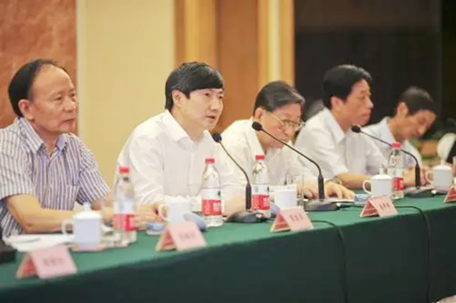 浙江省长打喷嚏绷断皮带,*镕基朱**大笑:你这个是报应