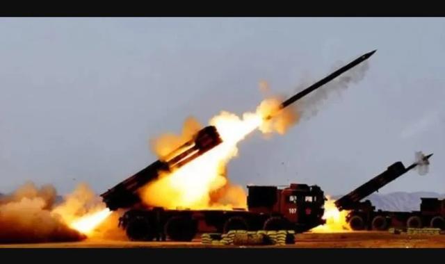 俄罗斯火箭炮连续发射震撼视频,俄罗斯旋风300火箭炮