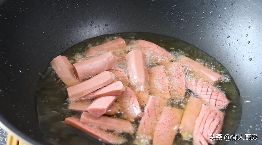 烤肠的最正宗制作过程视频,自制黑椒烤肠的做法