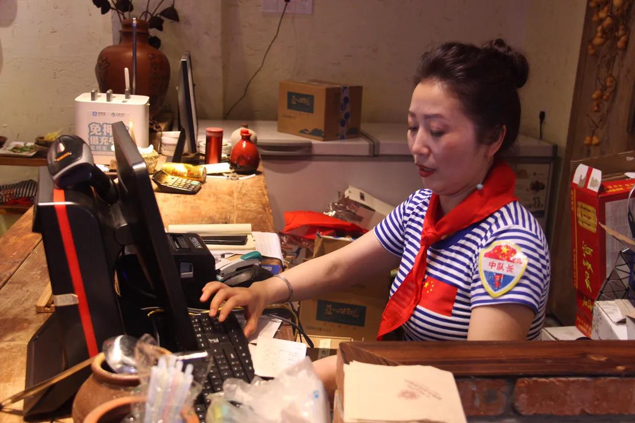 超龄儿童戴红领巾图片,戴红领巾的小朋友六一儿童节