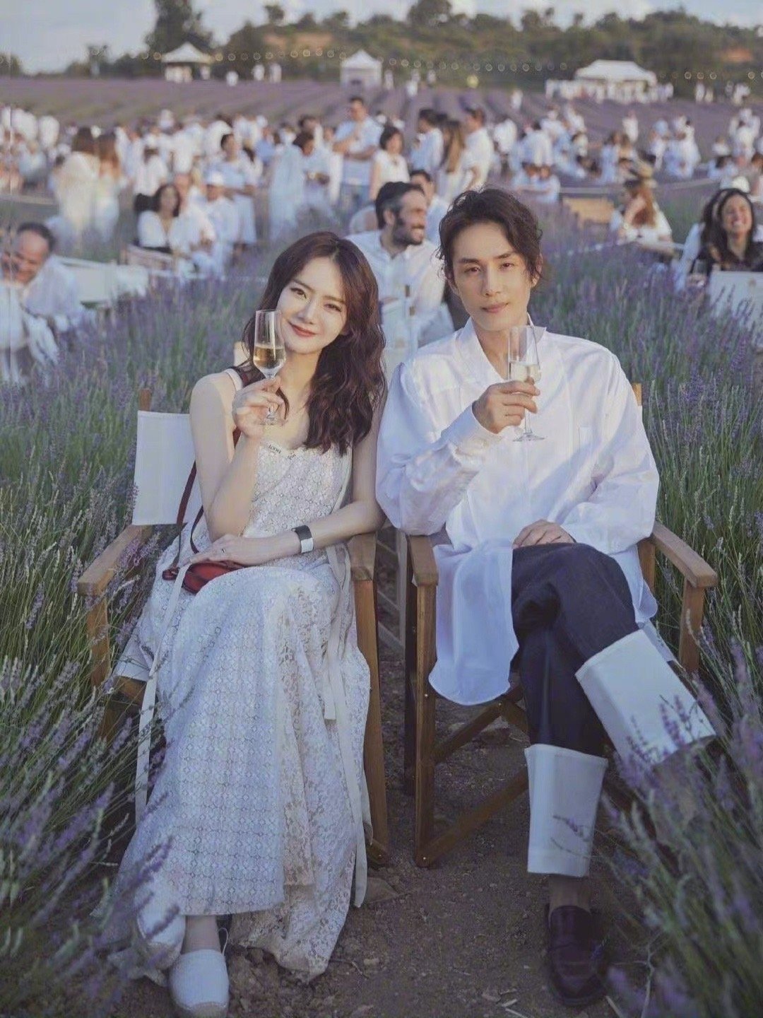 戚薇李承铉机场撒狗粮甜甜现身,李承铉戚薇夫妇撒狗粮秀恩爱