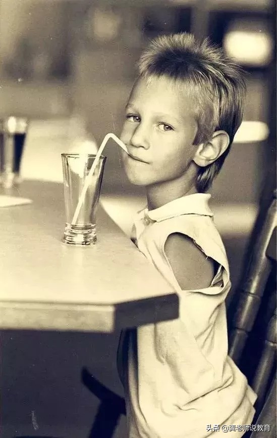 没有四肢的生命斗士,他没有腿但他却能坚强地站起来