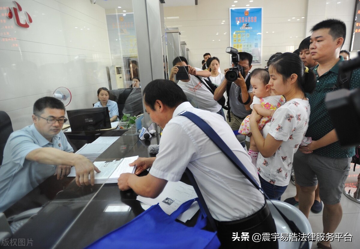 收到法院传票必须带上传票出庭吗,信用卡传票收到开庭不出庭行吗