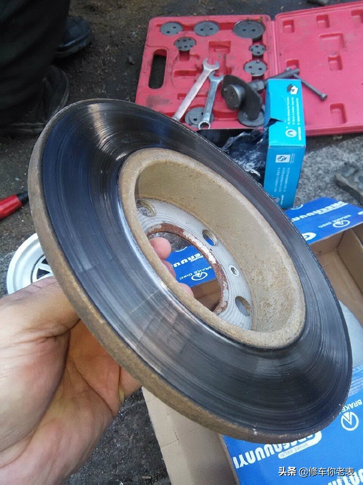 高速跑完刹车盘浇水了怎么办,跑完高速刹车变软