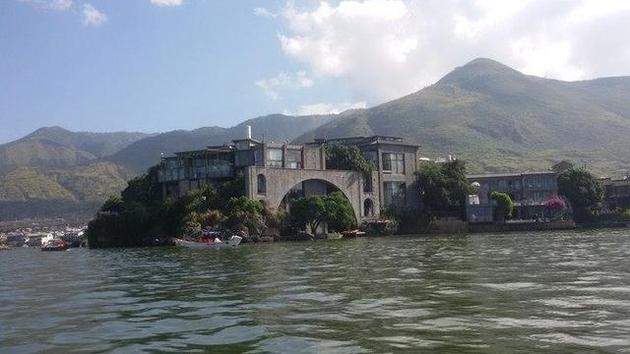 杨丽萍在洱海的太阳宫价值多少钱,洱海杨丽萍太阳宫旁边的卢氏豪宅