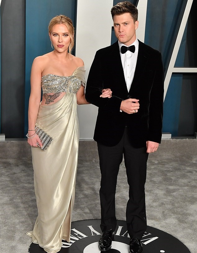 寡姐斯嘉丽怀孕了？穿格纹长裙配拖鞋孕感十足，胳膊粗壮发胖严重