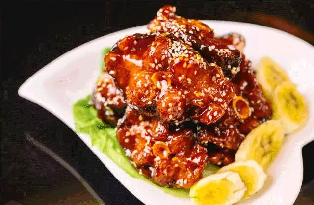 十大悬崖玻璃栈道景点,有瀑布有山还有玻璃栈道的景区