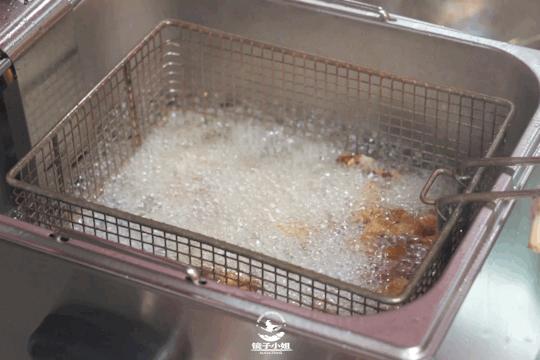 烤鸭最酥的一块鸭皮酥到了极点,味道纯正的烤鸭肉质鲜嫩