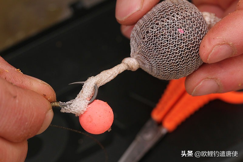 外国人钓鱼打窝技巧,老外用超大饵钓鱼