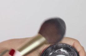 你还被卡粉浮粉困扰？4招打造服帖妆容，手残*党**也能学会