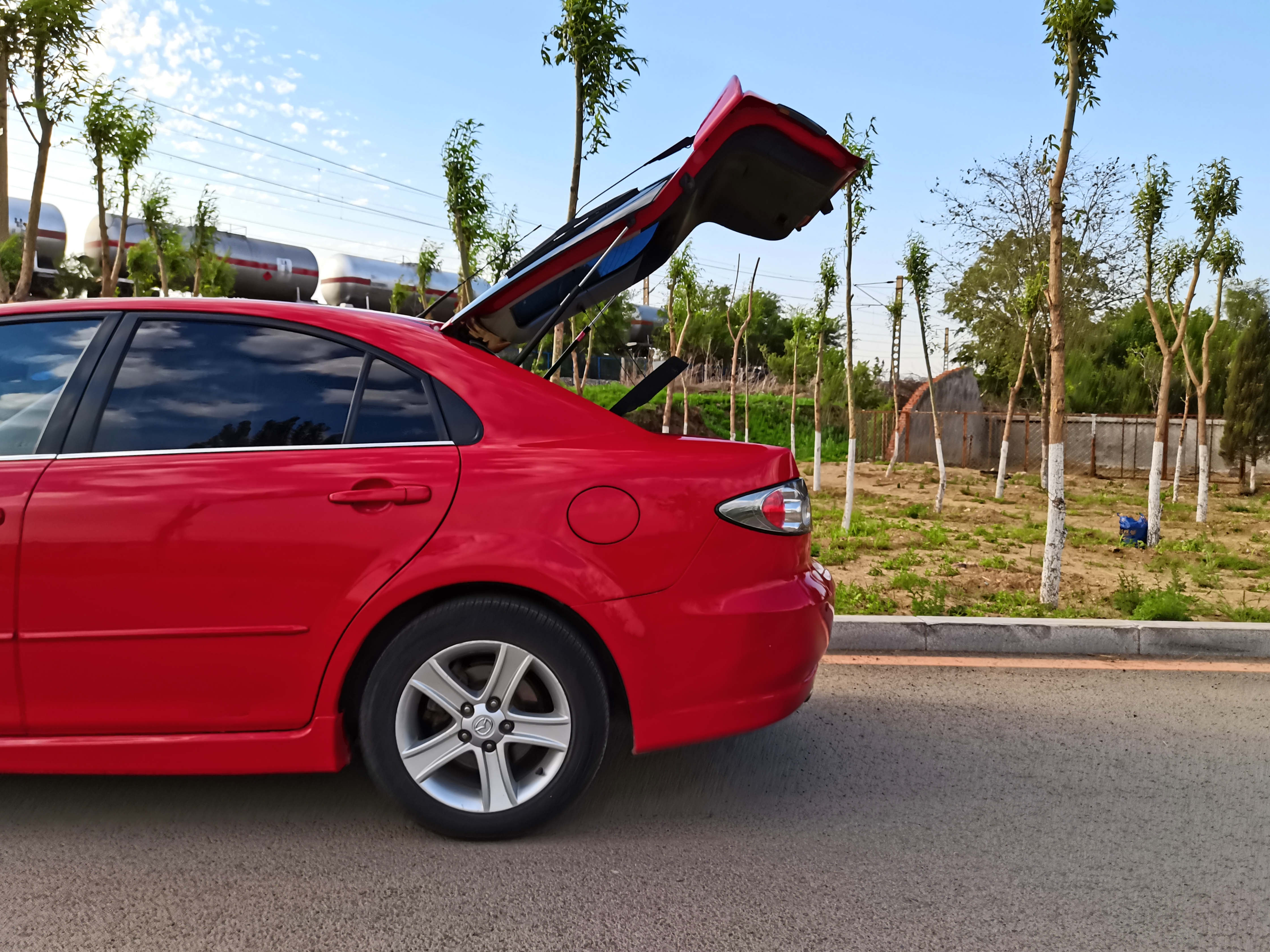 亮黑马自达6,亮灰马自达六