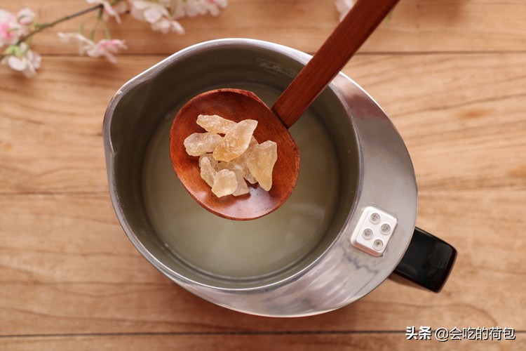 春季吃银耳搭配什么好,春天吃银耳配什么好消化