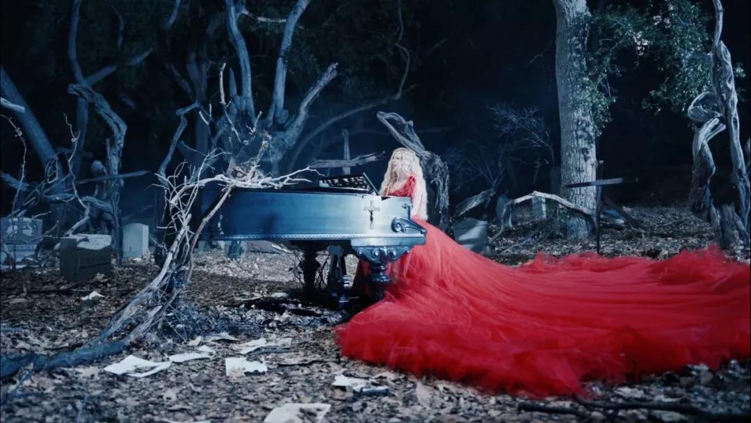 18岁红透全球却因患病失联,被揣测去世后涅槃重生,她叫艾薇儿