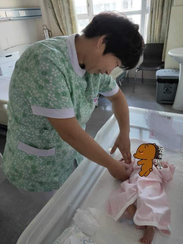 月嫂怎么处理宝宝频繁吐奶,婴儿打嗝怎么办月嫂教你