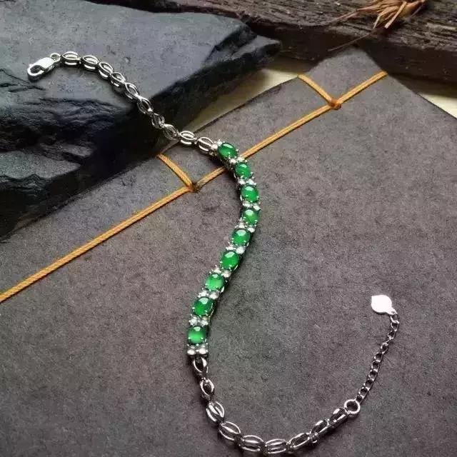 6类人群、30种翡翠。翡翠可不能随便送人，现在看还不晚！