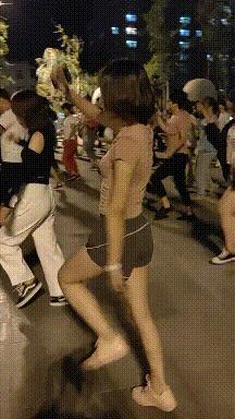 涂口红可以喝水吗,妹子涂唇技巧