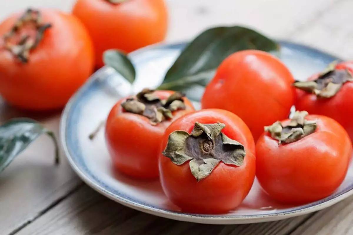 营养科医生辟谣螃蟹柿子毒如砒霜,吃多少柿子和螃蟹会结石