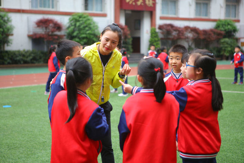 家长大赞！重庆新村教育集团“家长开放日”体验智能互动创新课堂