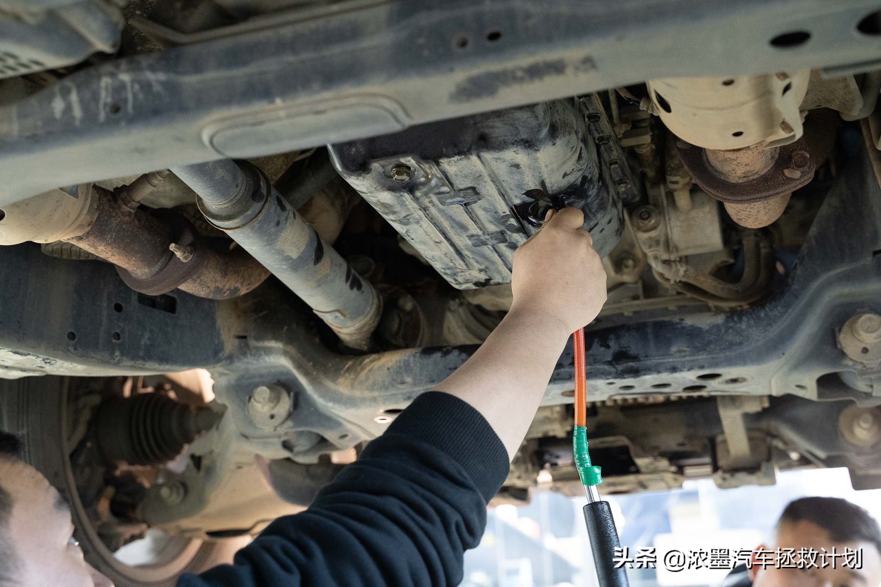 丰田霸道酷路泽带你翻山越岭,丰田兰德酷路泽低速4驱越野模式
