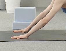 下犬式腰特别疼,下犬式脚跟踩不到地腿发抖