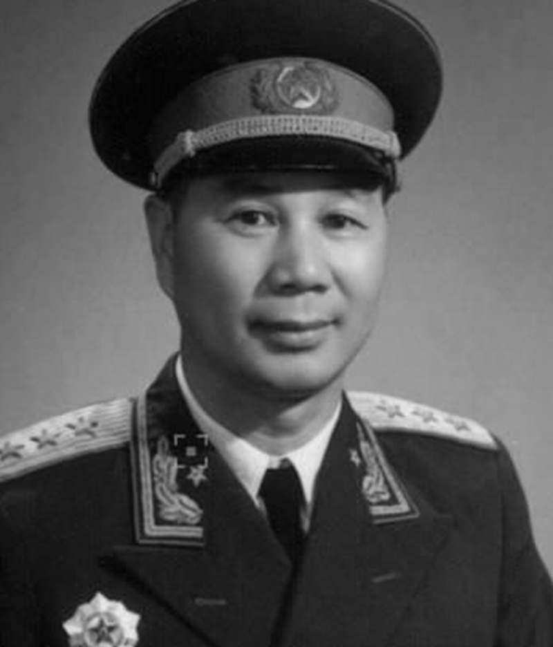 *警武**部队的第一位女将军，九一三事件后恢复自由，父亲是开国上将