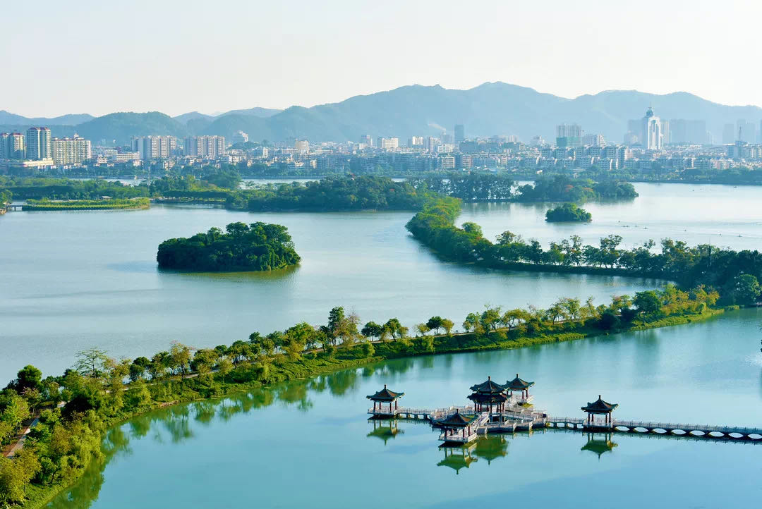 七星坠落玉湖来,乱点湖光水上栽,带你云游人间仙境七星岩。