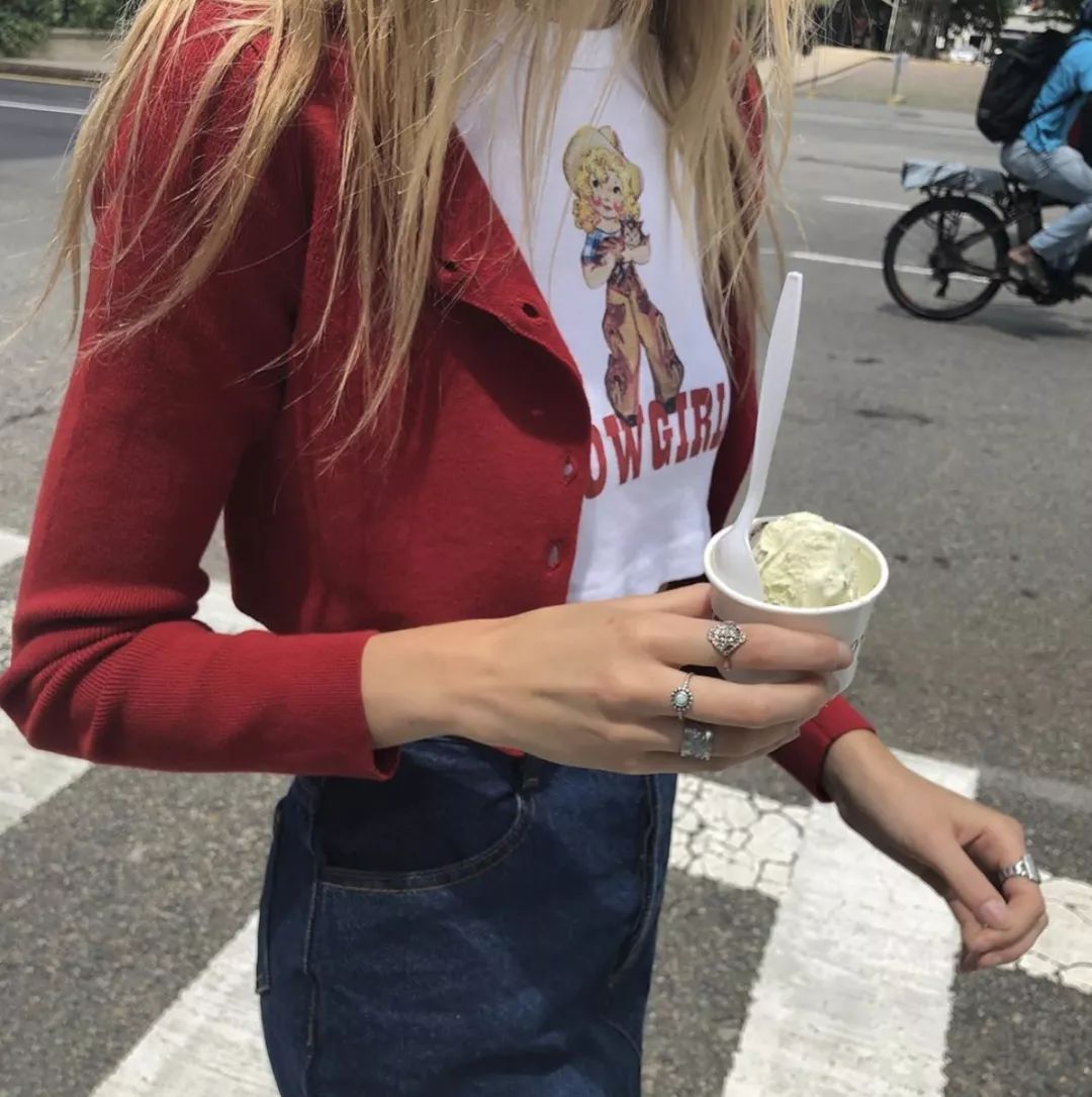 欧阳娜娜沉迷校服,欧阳娜娜优衣库水桶包