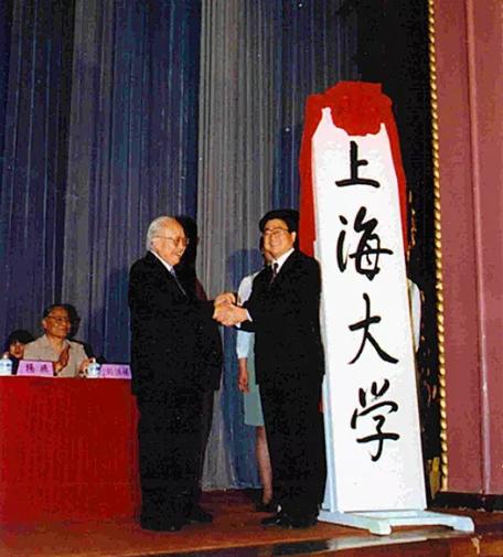 中国*产党共**创办的第一所高等学府，以城市名字命名，孙中山、毛*东泽**直接关怀！