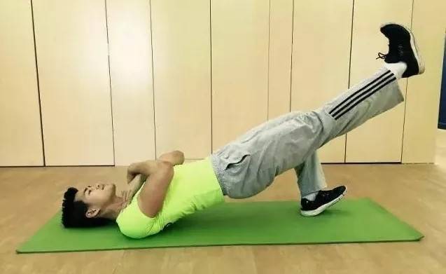 预防大腿后侧肌肉拉伤训练,预防大腿拉伤的动作