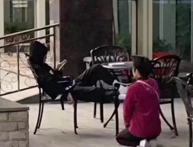 被惯坏的女孩打伤妈妈,被惯坏的女孩无法无天打伤妈妈