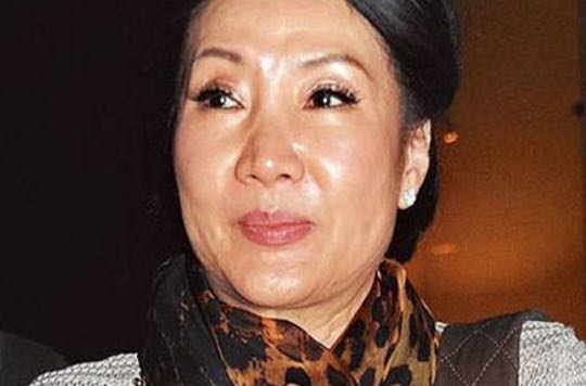 洪金宝抽雪茄戴金链,68岁洪金宝身体瘦成皮包骨头