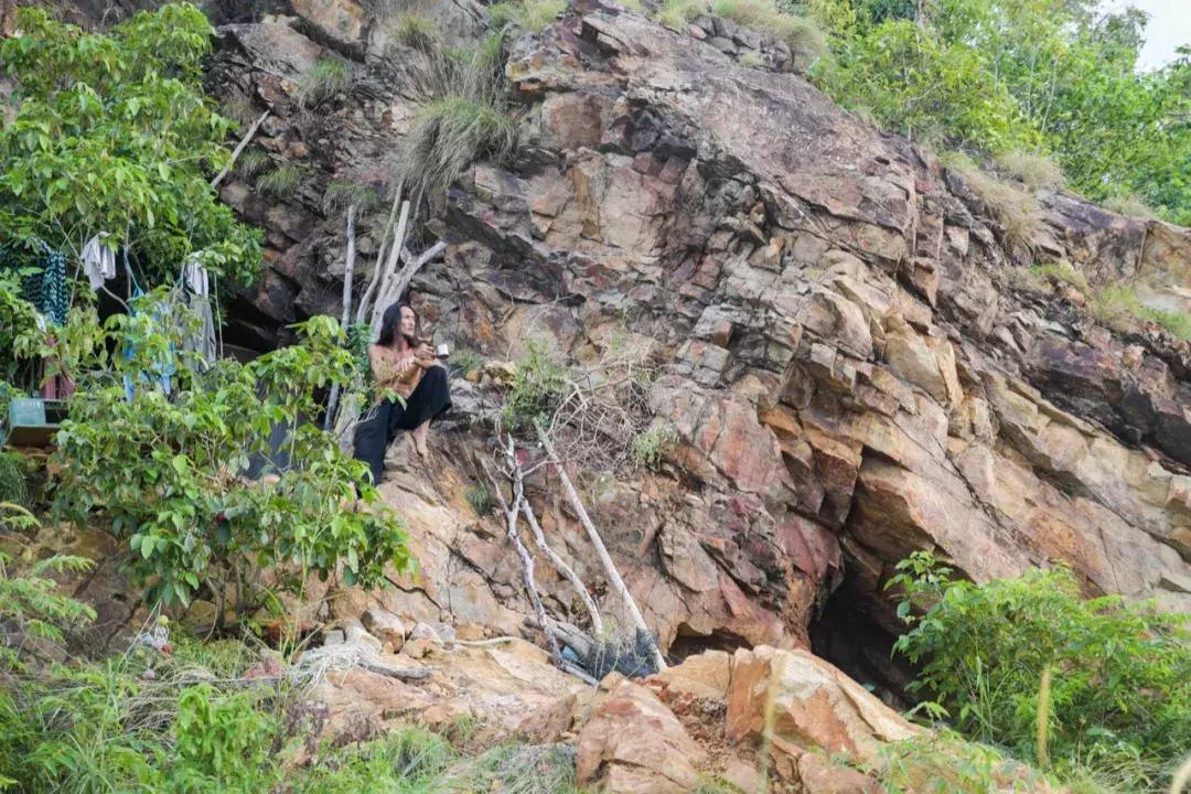 他卖掉豪宅搬进山洞,做出一个全世界风景最好的厕所
