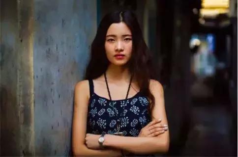 她拍了2000位美女，打*网破**红脸审美：这样的美人，流水线生产不出