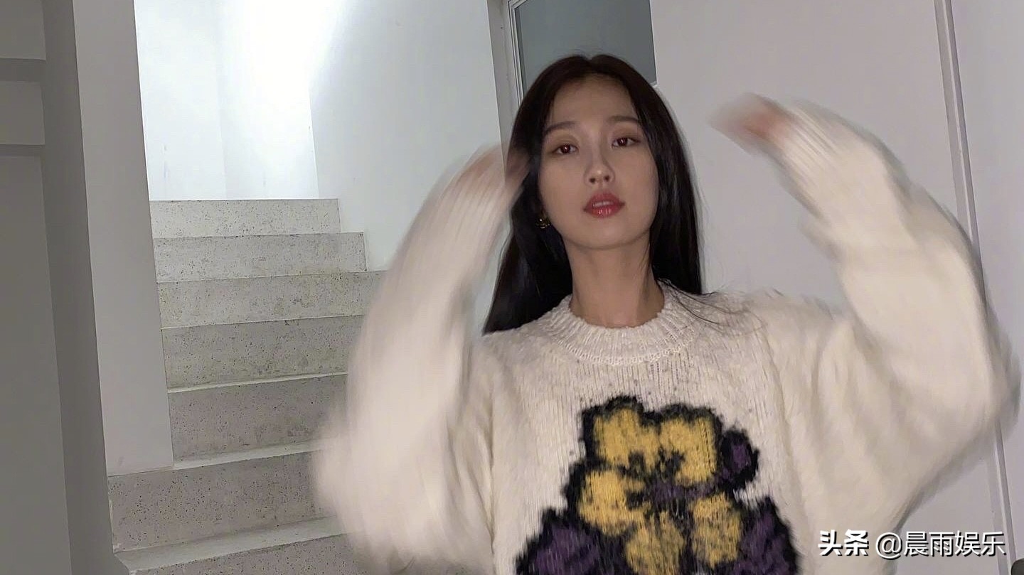 售卖虞书欣朋友圈内容，入侵河正宇手机，疯狂粉丝毁了多少艺人