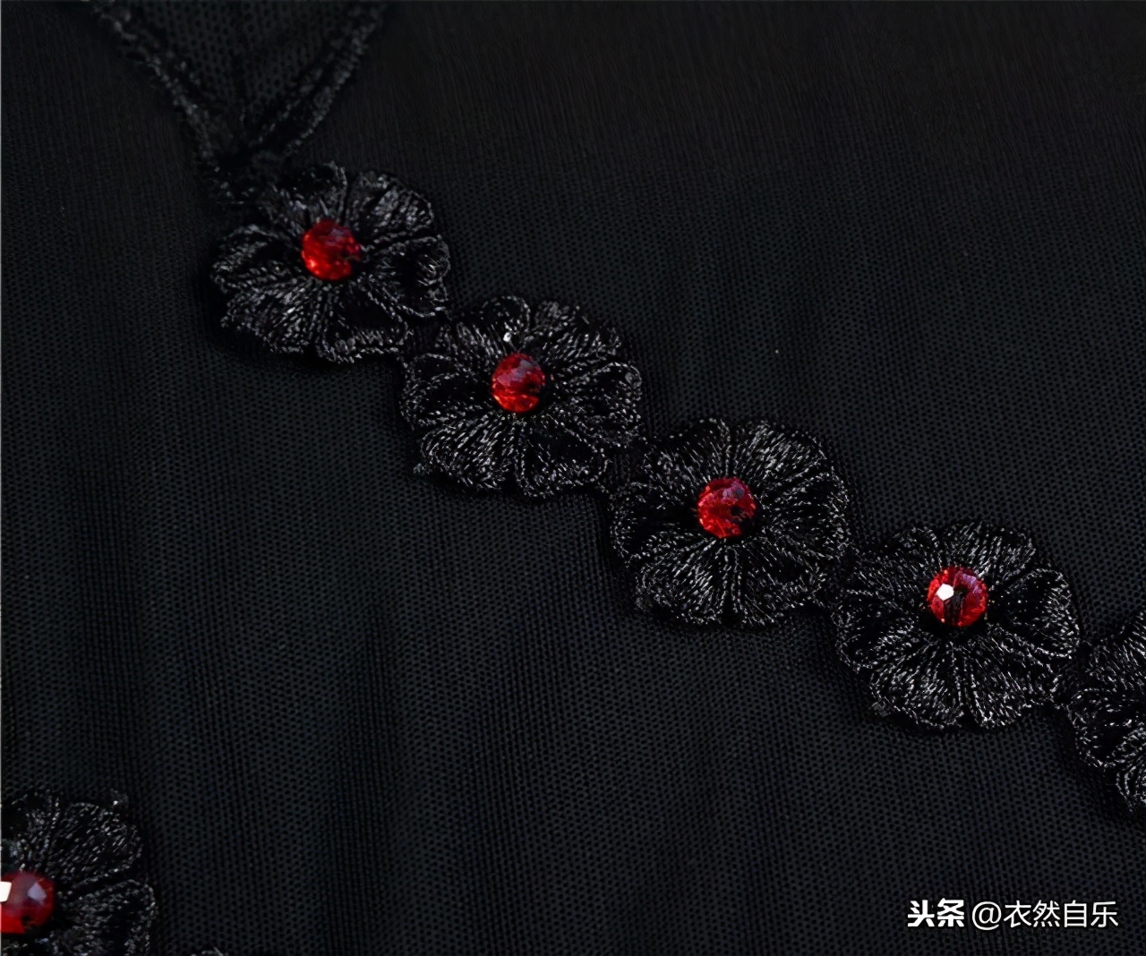 怕冷又要时尚，那就穿加绒打底衫，约会、逛街、参加聚会你是焦点