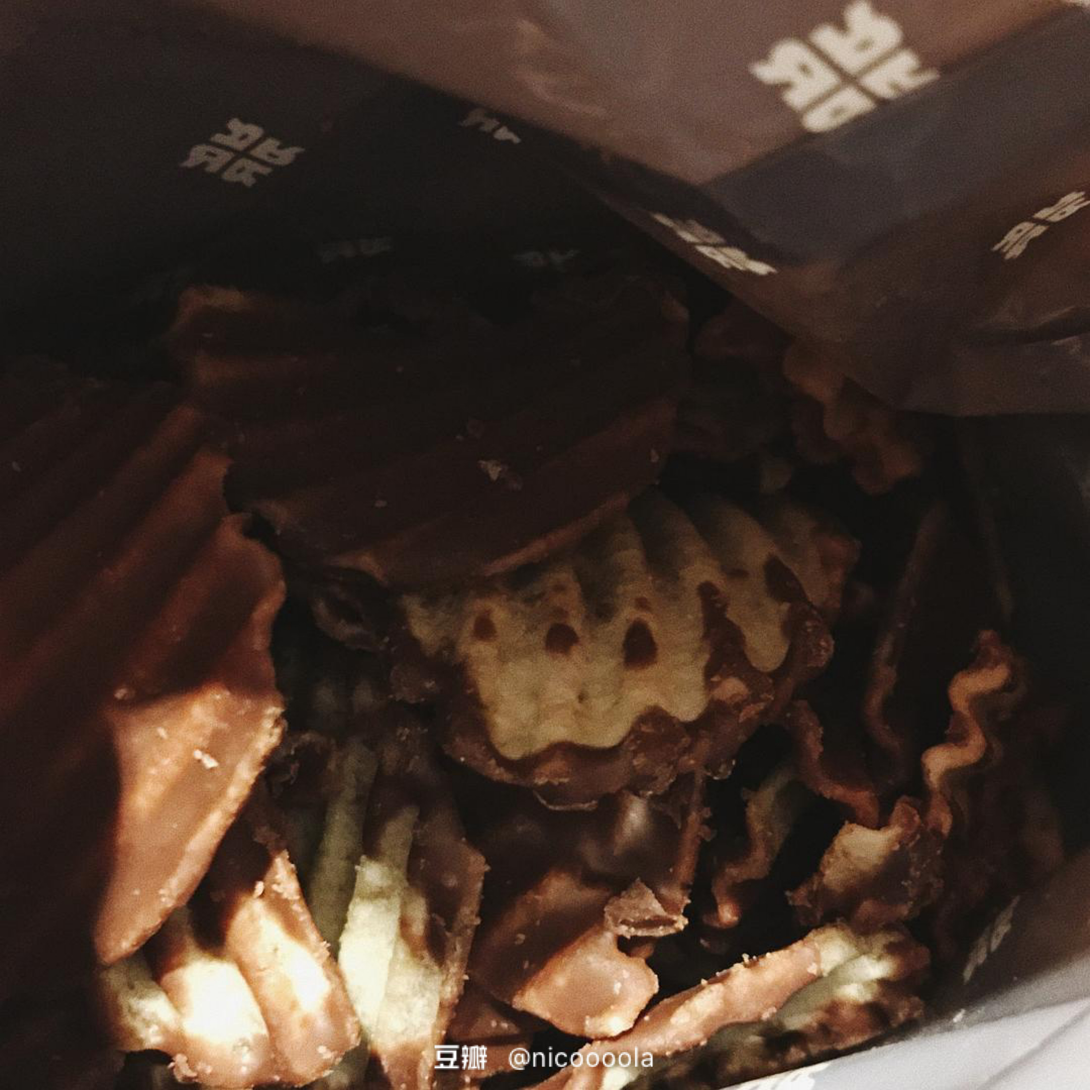 我在办公室的抽屉里，藏了一间小型超市