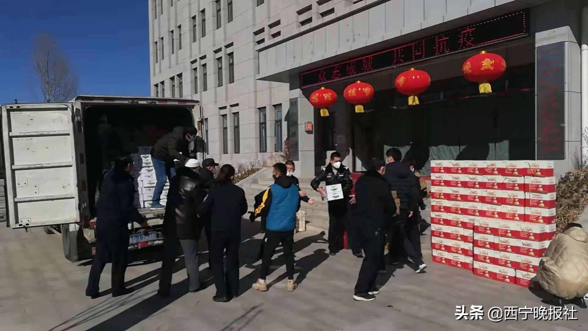 抗疫一线的基层党员干部,抗击疫情党员暖心慰问社区工作者