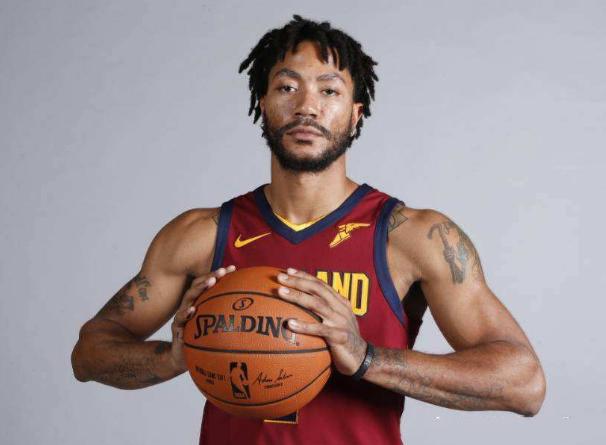 职业赛场拉肚子怎么办,罗斯受伤被扶回更衣室