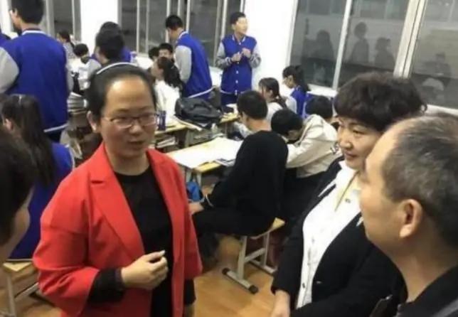 家长群“自我介绍”,这些职业名称看似高大上,翻译后太搞笑