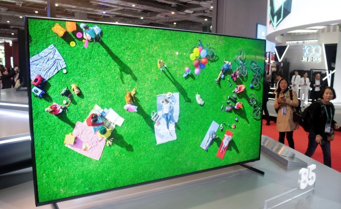 走进进博会|5G：1秒就能*载下**一部高清电影，卡一下都很难