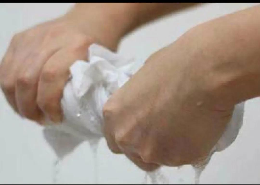 身上像穿湿衣服的感觉,湿气重衣服湿了