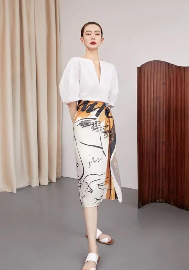 微胖女人穿T恤时,要记住“4不要”,不然显胖还显矮,很没气质