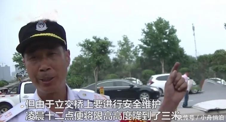 限高杆头被削掉,限高杆砸下司机躲过一劫