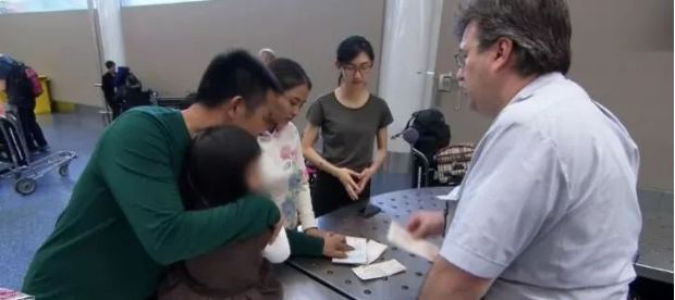 澳洲海关入境检查纪录片4个孩子,中国男孩入境澳洲被查