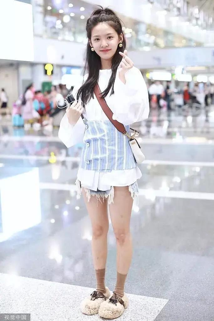 最新机场生图，章若楠素颜真的很真实，ab下身穿搭是学杨幂的吗？