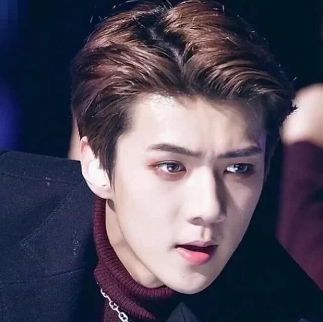 韩国男团戴美瞳真的太好看了！边伯贤、金泰亨谁更适合带美瞳呢？