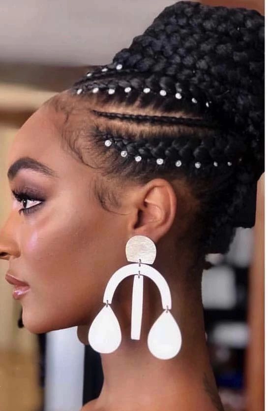 不差钱的女人的特点,为什么那么多人都喜欢佩戴耳环