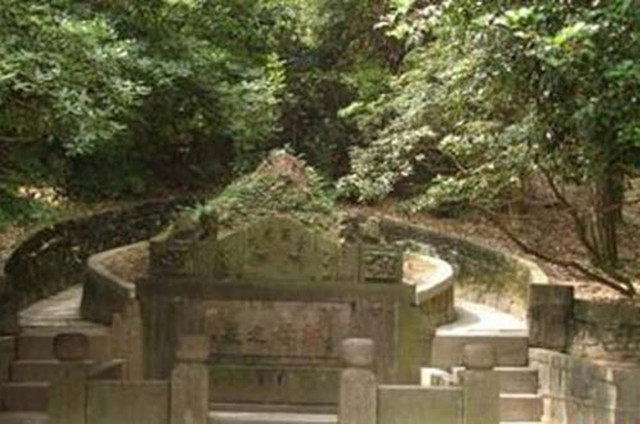 这个人前半生一事无成，后来迁了祖坟，立马飞黄腾达名扬天下