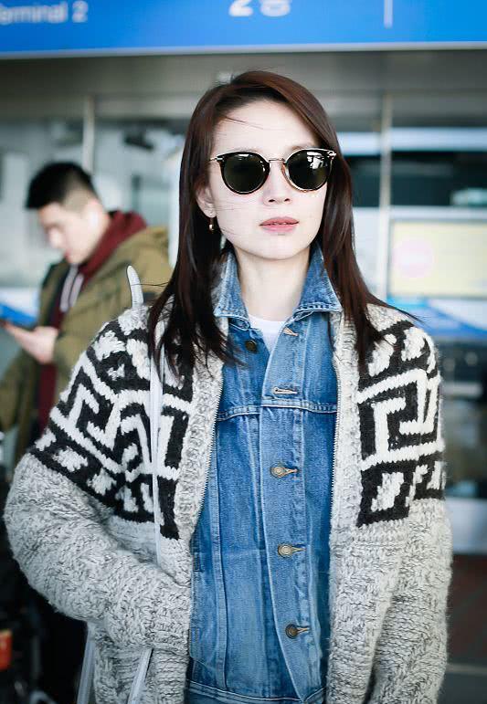 董洁皮毛一体外套,董洁蓝色光滑亮丽的外套