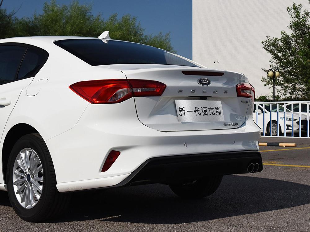 12年的朗逸和12年的福克斯哪个好,福克斯和大众朗逸哪个比较省油